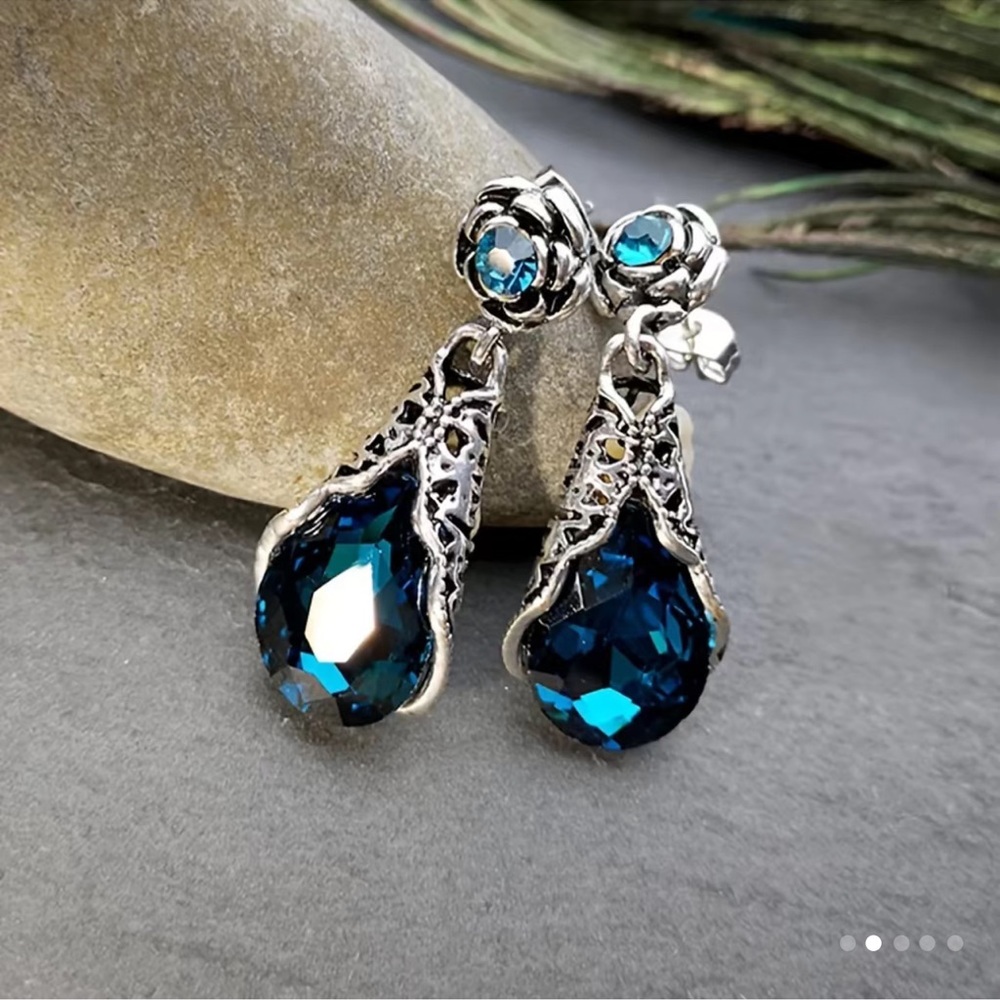 Water Drop Pattern Navy Blue Earrings NWT, Never worn
